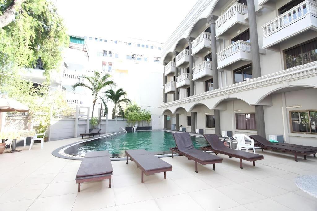 Honey Lodge Pattaya Exterior photo